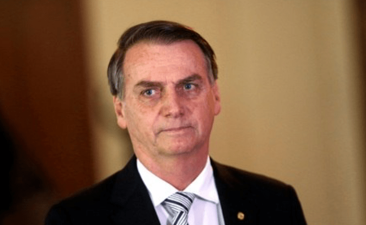 Bolsonaro atrasa promessas contra covid-19