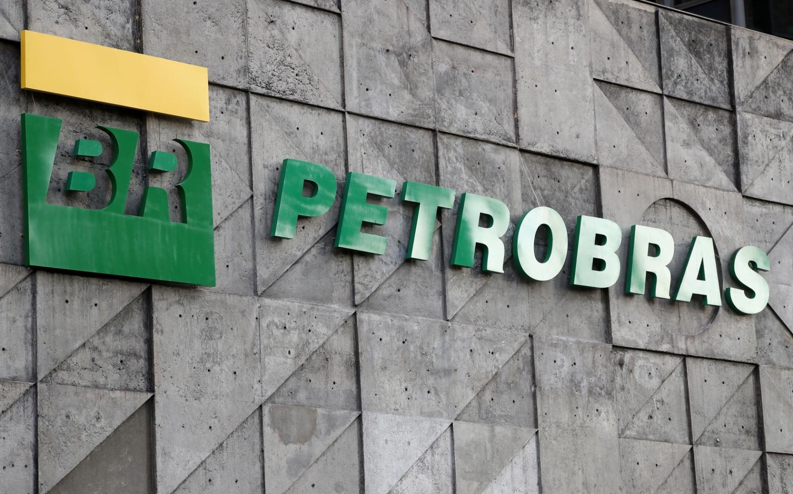 Petrobras (PETR4) informa presença de hidrocarboneto na Bacia de Campos